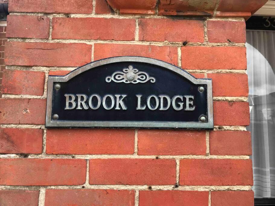 Brook Lodge Garden Flat Суонидж Экстерьер фото